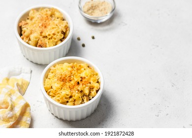 Ofen gebackene hausgemachte Makkaroni und Käse in Backform Gericht.Platz für Text.