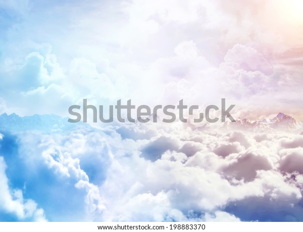 雲の上 雲と山の頂きのある幻想的な背景 の写真素材 今すぐ編集
