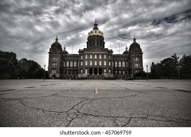 Overcast Des Moines Iowa Capitol Building