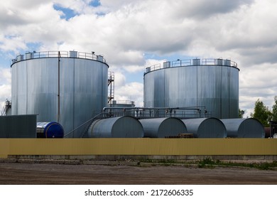 Overground thermal insulated cylindrical storage facilities for bitumen. Bitumen is a residual material used for asphalt production.