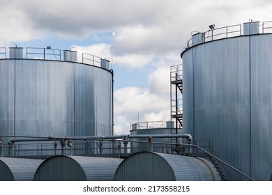 Overground thermal insulated cylindrical storage facilities for bitumen. Bitumen is a residual material used for asphalt production.