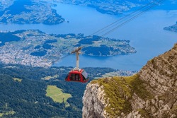 Téléphérique Surélevé Jusqu'au Sommet Du Mont Pilatus Dans Le Canton De Lucerne, Suisse