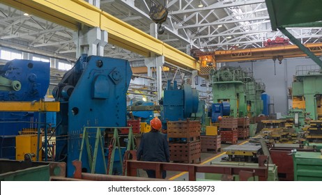 Overhead Crane Or Bridge Crane Include Hoist Lifting For Transportation, Manufacturing, And Production. Factory Warehouse Overhead Crane Lifts The Load,