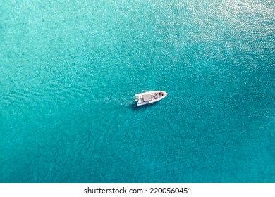 Overhead view of motor bot with tourists in a turquoise sea