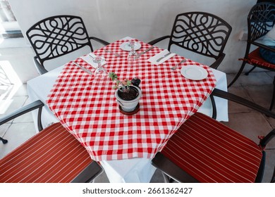 Overhead view of a set table with a checkered tablecloth at a charming bistro in the Winelands.
Englische Schlagwörter - Powered by Shutterstock - Get 15% off with code: PIKWIZARD15