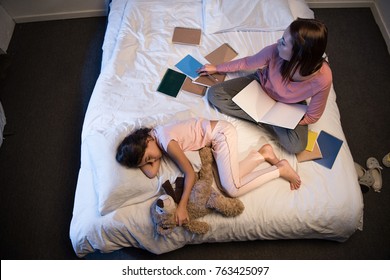 女性 寝る 俯瞰 の画像 写真素材 ベクター画像 Shutterstock