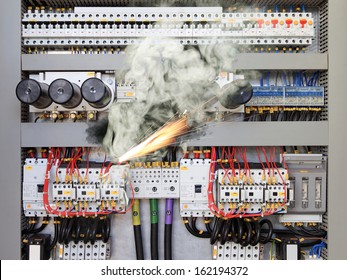 Überlasteter elektrischer Stromkreis, der Stromknappheit und Brand verursacht.