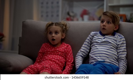 5,992 Watching horror movies Images, Stock Photos & Vectors | Shutterstock