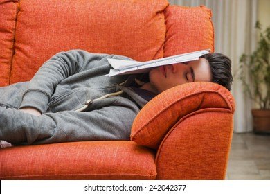 Joven cansado y sobrecargado en casa durmiendo en vez de trabajar o estudiar, descansando con la cabeza cubierta de hojas de papel
