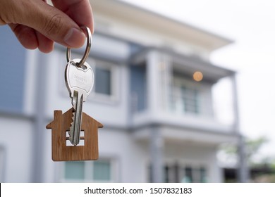 El propietario posee una nueva clave de vivienda de un inmobiliario. Casa a la venta y concepto de alquiler.