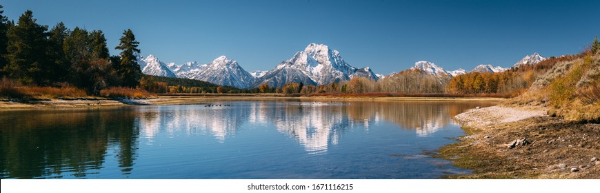 Oxbow Bend viewpoint on panorama with mt. Moran, Snake River and its wildlife during autumn, Grand Teton National park, Wyoming, USA