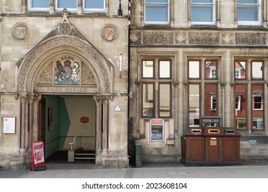 Oxford, England - Jun 15th 2021 - Historic Royal Mail Post Office And Royal Mail Posting Box. Historic Mailing Service. Communication.