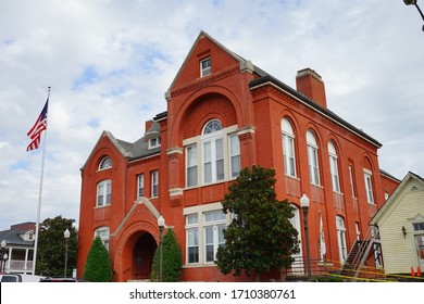 Oxford, MS / USA -11 10 2015:  Oxford Downtown Building In Autumn