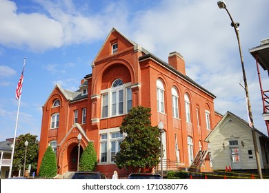 Oxford, MS / USA -11 10 2015:  Oxford Downtown Building In Autumn