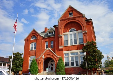 Oxford, MS / USA -11 10 2015:  Oxford Downtown In Mississippi