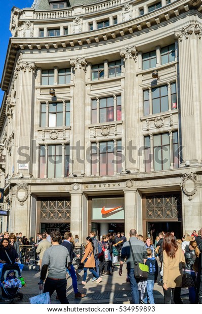 nike store opening hours