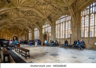 Oxford, UK - August 12, 2015: Interior Of Bodleian Library With Tourists. The Fie Architecture Of The Library Has Made It A Favourite Location For Filmmakers, Including Harry Potter