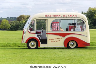 Oxford, United Kingdom -August 19 2017: Retro Car For Sale Of Ice Cream And Drinks