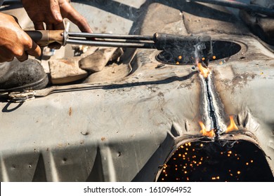 Oxy-Fuel Cutting Torch To Cutting Car For Metal Recycling