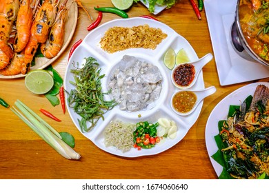 Oysters,Spicy Oyster Salad,Yum, Oyster and side dishes in Thai style, Thai style oysters with spicy dipping sauce.