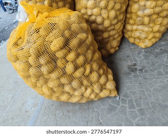 Packaging vegetables using a not-too-tight sack is the right method to prevent vegetables from spoiling quickly. 