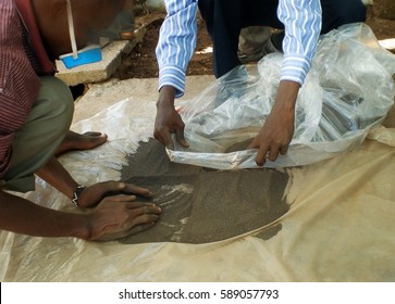 Verpackung von Coltan nach dem Mahlen in der DRK Kongo