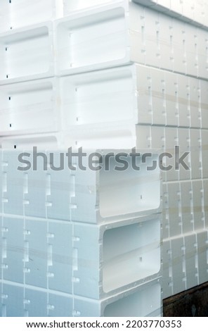 Packing and transporting fish and shellfish in white polystyrene boxes
