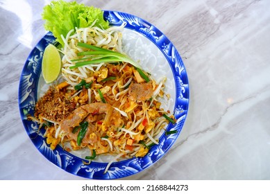 
Pad Thai With Egg, Dried Shrimp, Mixed With Vegetable Side Dishes Placed In A Ceramic Dish, Top View.