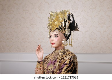 Padang Indonesia, 25 September 2020, A Model Displays Minangkabau Cultural Clothes Named Suntiang Solok, Which Is Used For A Wedding Party For The Bride.