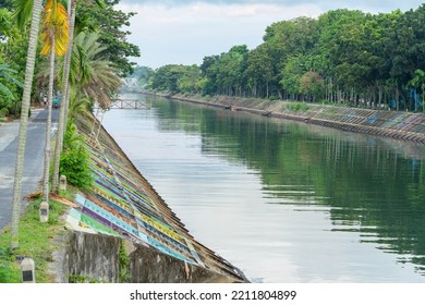 PADANG, INDONESIA-SEPTEMBER, 2022: Clean River Water In The City Of Padang To The Vast Ocean