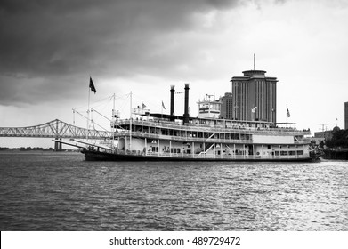 Paddlewheel riverboat sets sail on the Mississippi River from New Orleans