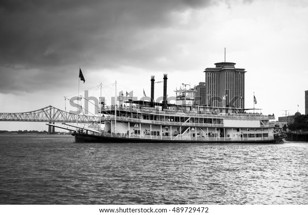 Paddlewheel riverboat sets sail on the\
Mississippi River from New\
Orleans