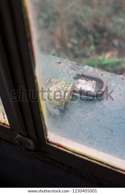 padlock outside of\
window
