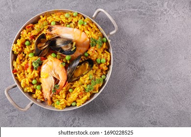paella with shrimp, musshel, rice and pea
