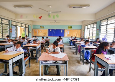 PAHANG, MALAYSIA - 25 JUN : Aborigine Students From Rural Area In School.. Government Of Malaysia Give Their Free Education And School Book And Personal Items For Encouraging Them To School.