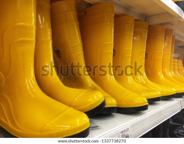 stores with rain boots