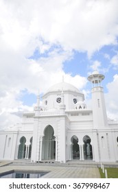 Pahang, Malaysia - JAN 25,2016: King Abu Bakar Royal Mosque At Pekan, Pahang.Now This Royal Mosque Transfer To Royal Museum. Located At Royal City Of Pekan,Pahang. This Royal Museum Is Open For Public