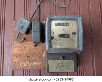 Pahang, Malaysia-8 Mac 2021: An Old Analog Kilowatt Per Hour Meter By General Electric Company Being Use In Malaysia During 80s And Early 90s