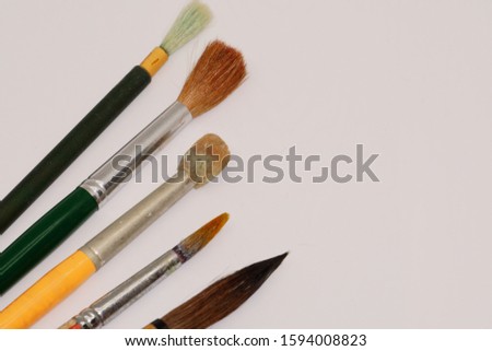 A lot of paintbrushes lined up
