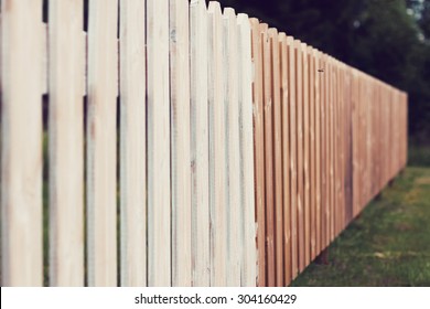 Сколько стоит метр деревянного забора. Что такое погонный метр в деревянных заборах. Погонный метр деревянного штакетника. Расценки забора из дерева. Забор деревянный за метр.