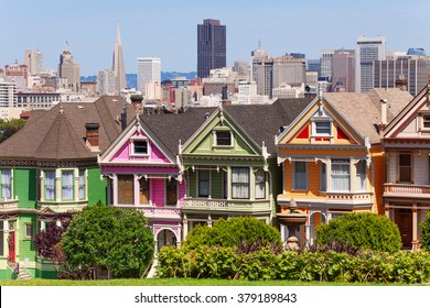 Painted Ladies From Alamo Square Park Over San Francisco Skyline During The Day 