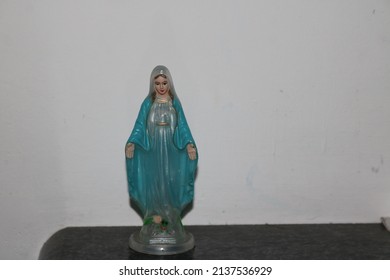 Painted Plastic Our Lady Of Grace Blessed Mother Mary Figurine Statue,  Attractive And Durable Plastic Virgin Mary Statues That Are Realistic In Design. 