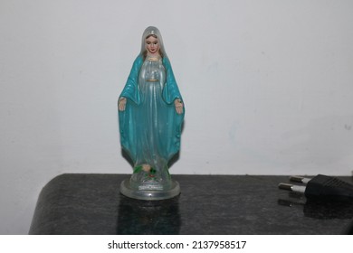 Painted Plastic Our Lady Of Grace Blessed Mother Mary Figurine Statue,  Attractive And Durable Plastic Virgin Mary Statues That Are Realistic In Design. 