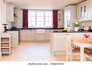 Painted Wood Shaker Style Kitchen Interior Design, UK Luxury Kitchens