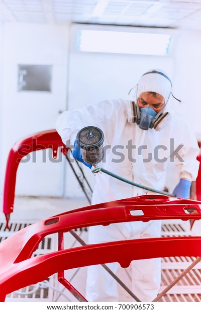 Painting the car's
bumper red on the
service.