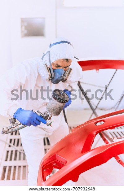 Painting the car\'s\
bumper red on the\
service.