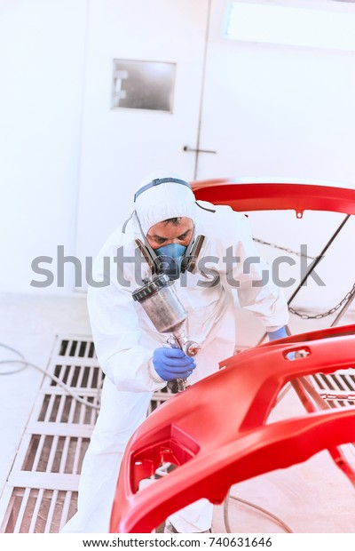 Painting the car\'s\
bumper red on the\
service.
