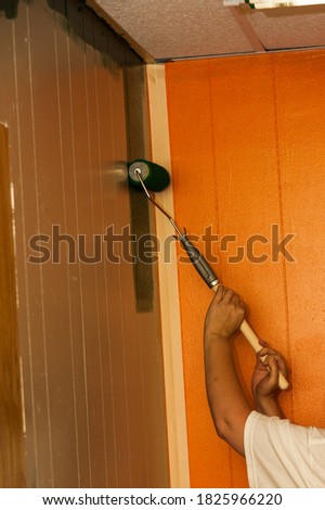 Painting House Wall with Roller Brush (Green)