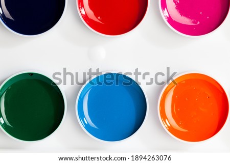 paints and other things necessary for drawing, paints of different colors used in creative work