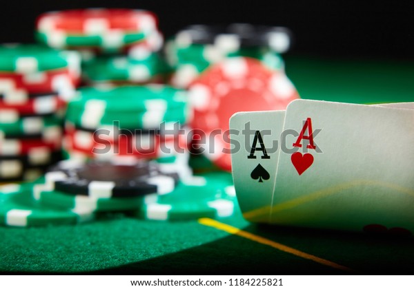 Pair Aces Chips Blackjack Winning Hand Arkivfoto Rediger Na